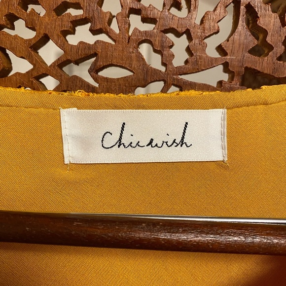 🚺 Chicwish golden embroidered flower top - Picture 2 of 6